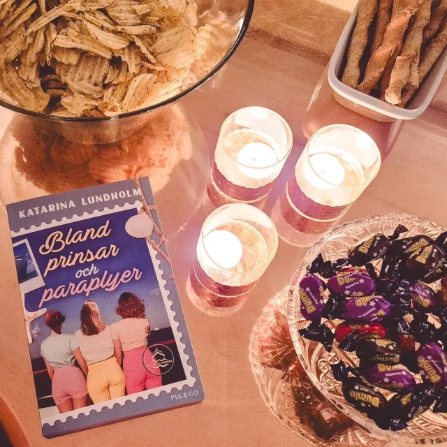 🅱🅾🅺🅴🆅🅴🅽🆃
För ett tag sedan var jag inbjuden till bokreleasen för @katarina_lundholm senaste bok "Bland prinsar och paraplyer". Det bjöds på bubbel, snacks och passande 80-talsmusik medan vi minglade runt (eller jag satt mest och snackade med @lotta_boktok 😅) 

Stort grattis och tack Kararina för att jag fick komma på bokreleasen tillsammans med familj och vänner 🥰 Och tack till @feelgoodhornan @lindochco och @piaochco för att ni alltid ordnar så fina event ❤️ 

#bokevent #piaoco @piaochco
#Blandprinsarochparaplyer #KatarinaLundholm @katarina_lundholm #böcker @piaprintz @feelgoodhornan #bokblogg #bokbloggare #bookstagram #bookinfluencer