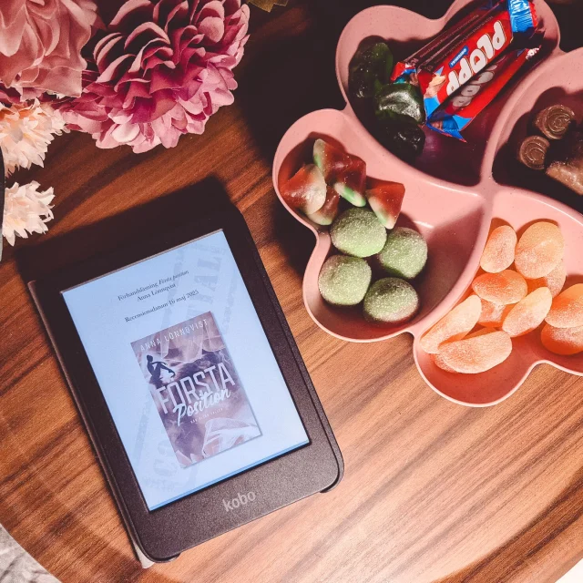 ✨️ Förhandsläsning ✨️

Jag har fått förtroende från Lovereads att förhandsläsa Anna Lönnqvists nya fina bok "Första position" (som släpps 16 maj) så det tänkte jag passa på att ägna Påskdagen åt. Har förberett lite läsgodis också 😊

Boken är första delen i serien "När ridån faller":

Drama, passion och hjärtskärande kärlek i balettmiljö – en vacker men stenhård värld som kräver disciplin på alla plan. Jolene flyttar till Stockholm med målet att gå i sin pappas fotspår och bli premiärdansare på Operan. Hon har lovat sig själv att inget ska få komma mellan henne och dansen, men när hon träffar André kan hon inte stå emot. De blir blixtförälskade i varandra. Båda bär på tungt bagage, så relationen blir stormig, passionerad och får ett hastigt slut. Tio år senare korsas deras vägar igen. Jolene arbetar som balettdansös på Operan och det plötsliga mötet med André väcker sårade minnen och starka känslor till liv. Vad var det egentligen som hände då? Nu kommer det förflutna ikapp dem, på gott och ont.

#FörstaPosition #AnnaLönnqvist @annalonnqvist @lovereads_byforum #Lovereads #Kobo #KoboClaraColour #Påsk #Påskgodis #Läsgodis #Boktips #Bookstagram