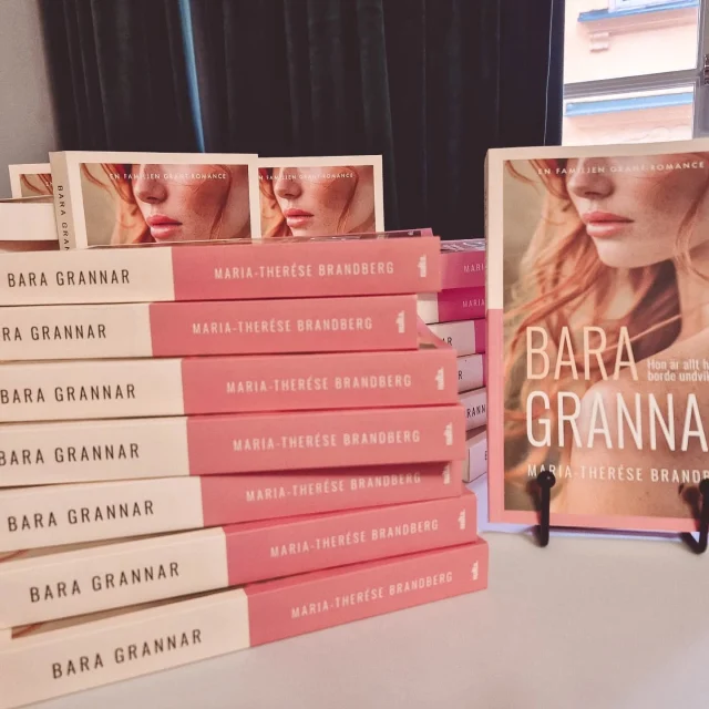 🥂 🅱🅾🅺🅴🆅🅴🅽🆃 🥂 
Igår var jag inbjuden av finaste Maria-Therése till releasen av hennes nya bok "Bara Grannar", första delen i serien om familjen Grant. Det bjöds på bubbel och godsaker, bland annat goda cupcakes som hon bakat själv 🧁

Det är en intensiv och het enemies-to-lovers romance, mellan två grannar tillika kollegor 😍

Jag har redan tipsat ett par bibliotek om boken, men passade ändå på att få med mig boken hem så att jag kan läsa den direkt. Jag läser på tok för lite romance, så det är kul att jag nu känner flera svenska författare som skriver just romance. 

Tack för att jag fick komma och fira bokreleasen med dig @mt.brandbergsromance , Maja från @naltaforlag och alla bookstagram- och författarvänner @linnjbookis @boknjutaren @brijreads @bokugglor @blackdiary.se @bookishjennyg @mellqvist_in_love @dahlstromskriver @romancefrossa @fantastikaromance @ylvak88 för att nämna några ❤️ 

#baragrannar #MariaTheréseBrandberg #naltaförlag #boktips #Booktok #böcker #bookstagram #bokevent #boksläpp #romance