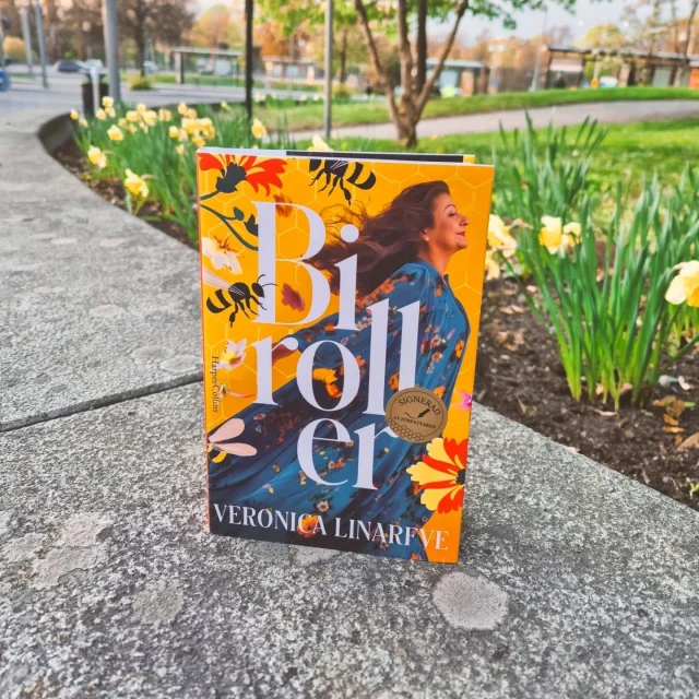 🐝 🅱🅾🅺🅴🆅🅴🅽🆃 🐝
Ikväll har jag varit hos HarperCollins och firat releasen för Veronica Linarfves senaste
bok Biroller som är den fristående andra delen i Bi-sviten. Har ni inte läst den första, Bidrottningen så gör det! 

Loveina välkomnade oss vid porten och vi tog hissen upp till förlaget där det var pyntat med en massa bin i olika former och det bjöds på bubbel, chark, ost, vindruvor och choklad. Vi har ett gäng bokstagrammare som hade samlat ihop till en fin releasepresent som @cissisbokhylla så kreativt satt ihop och tagit med 🥰 

Det var väldigt många på plats för att fira Veronica, allt från hennes familj och vänner till författare, bokstagrammare och personalen på HarperCollins. Efter en hel del mingel så blev det boksamtal med förläggare @mariathufvesson och Veronica. Boken handlar om begravningsentreprenör Debora Persson. När hon tar över ansvaret för den nystartade bigården Air Be and Bee, kastas hon ur sin strukturerade tillvaro och in i en helt okänd miljö. Dessutom dyker ex-sambon Tobias upp och väcker minnen, vilket gör tillvaron än mer komplicerad. Och när en gåtfull äldre dam checkar in på bigården slungas Debora tillbaka till det förflutna, som hon aldrig riktigt kunnat lämna bakom sig – för kvinnan är hennes mamma, som för Debora varit död i trettio år. 

I slutet av samtalet så höll Veronica ett jättefint tacktal till alla som var på plats där hon kortfattat sa att ingen av oss är biroller i hennes liv. 

När vi gick hem så fick vi med oss ett signerat ex av boken som jag passade på att fota på hemvägen vid Karolinskas busstation. 

Tack @veronicalinarfve och
@harpercollins_sverige för att jag fick komma och fira releasen med er ikväll ❤️🎉

 #event #bokevent #bokrelease #releasefest #veronicalinarfve #biroller #harpercollinssverige #boksamtal #författare #bokstagrammare #bokstagram #bookstagram #bokälskare #böcker #boktips #bokinstagram