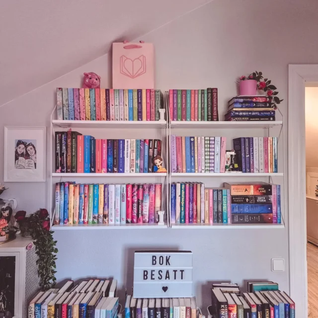 ❤️ Har nyligen uppgraderat min Lovereads-hylla med en dubbel så att jag nu får plats med min Holst-samling (ej komplett än) och några andra förlag som ger ut romantik som HarperLove, Seraf förlag och Bookmark bland annat. Slängde in några romantasy-också på ett hörn. Har inga titlar från Karat förlag än och saknar många bra romance-titlar, men det är nästan fullt 🫣

Under hyllorna så har jag mina bokvagnar med TBR-böcker 😇

#lovereads #lovereadshyllan #romance #romantik #kärlek #relationer #harperlove #serafförlag #karatförlag #bookmarkförlag #tbrvagn #tbrböcker #boktips