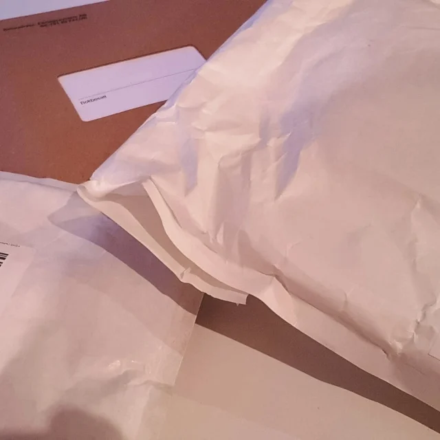 📦 𝑩𝒐𝒌𝒑𝒐𝒔𝒕 - del 2 📦
Det här har jag fått hem de senaste veckorna. ❤️ Två nya spännande deckare!

🔹️ Rovdjur som leker lamm av Johanna Nilsson & Maria Bauer 🔹️
När våldsexperten Mia Bach och frilansjournalisten Hedda Wall träffas i en gruppterapi för stresshantering i Stockholm, har de ingen aning om att de kommer bilda en udda privatdetektivduo. Men just så blir det. Mia, som samarbetar med polisen, involverar Hedda i en utredning om fyra äldre kvinnor som blivit förgiftade. Eller om Hedda snarare involverar sig själv. Hon har ju förmågan att nästla sig in nästan överallt, även i människors hjärtan. Ändå är hon så väldigt ensam och det är Mia med. De behöver varandra mer än som bara detektivpartners.

Hedda är ständigt luspank men rik på galna idéer och starka känslor. Hon jobbar på nätterna, tvekar inte att bryta mot lagen i jakten på ett scoop, älskar sin katt och förälskar sig i en bankrånare som sitter på Hall. Mia rycker ständigt ut för att hjälpa särskilt våldsutsatta kvinnor. Hon vaknar ungefär när Hedda går och lägger sig, bryter aldrig mot lagen, är kattallergiker och vill fortfarande något med sitt tråkiga ex. Hur ska dessa två kvinnor som är så olika och ändå så lika kunna sätta fast en förslagen förgiftare? Vem är han? Vad är hans motiv? Vem är det han vill åt härnäst?

🔹️ En pojke från norr av Julius Hjort 🔹️
En elev skjuts ihjäl på en skola i södra Stockholm. Händelsen får medial uppmärksamhet men glöms snart bort i kölvattnet av stadens många gängkonflikter. När blodet är sanerat från marmorgolvet och polistejpen bortplockad återgår sakerna så småningom till sin vanliga ordning på skolan. Utom för en lärare, Reidar Lindström.

När polisens utredning inte leder någon vart, beslutar han sig för att utföra egna spaningar. Ju mer han arbetar med fallet, desto mer utkristalliseras bilden av en elev utan koppling till gängmiljö. Men varför mördades pojken? Reidar är någonting stort på spåren och anar inte att situationen kommer att utvecklas till hans mörkaste mardröm.

#Rovdjursomlekerlamm #JohannaNilsson #MariaBauer #BachochWall #Enpojkefrånnorr #Julius Hjort #Söderortsmorden #lindoco @lindochco #bokpost #boknyheter #boktips #bookstagram