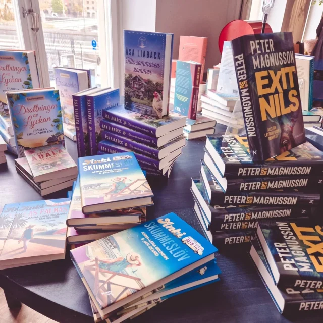 ☕️🌸 🅱🅾🅺🅴🆅🅴🅽🆃 🌸☕️
I lördags så var jag på årets vårfrukost hos Printz och Norstedts på Riddarholmen. Ett riktigt populärt event då det blev fullsatt. Vi bjöds på frukost medan vi deltog i ett quiz och lyssnade på författarna som berättade om deras senaste böcker. 

Författarsamtalen under frukosten:
Åsa Liabäck och Karin Härjegård
Annika Estassy och Camilla Thelander
Helena Lindegren och Peter Magnusson 
Cassandra Brunstedt och Kristin Emilsson
Anna-Lena Brundin och Jan Sigge 

Efter boksamtalen så var det dags att veta svaren i quizet. Tyvärr hade jag bara 7/9 rätt - och hade ändå gissat för högt antal på utslagsfrågan så det var lite för svåra frågor (inga bokfrågor tyvärr.) 

Jag fick böcker signerade av Peter åt både mig och @linnjbookis plus träffade flera jag kände, så jag var mycket nöjd när jag tog mig hemåt mot Uppsala. 

Tack Printz, Norstedts och alla författare för ett perfekt avslut på bokevent-veckan! ❤️

#bokfrukost #bokevent #printz #norstedts @printzpublishing @norstedts_forlag @annahs71 @asa_liaback @karinharjegard @annalevahn @annika_estassy @camillathelander @clara__gustafsson @helena_lindegren @charlespetermagnusson @jenniferlindstroem @cassandra.brunstedt @kristin_emilsson @ekkarolina @annalenabrundin @jansigge #riddarholmen #författarsamtal