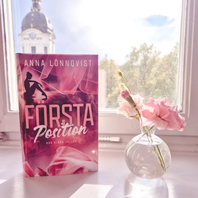 📚 ⒷⓄⓀⓇⒺⒸⒺⓃⓈⒾⓄⓃ 📚
𝐓𝐢𝐭𝐞𝐥: Första position
𝐀𝐯: Anna Lönnqvist
𝐆𝐞𝐧𝐫𝐞: Romance
𝐔𝐭𝐠𝐢𝐯𝐞𝐧 𝐚𝐯: Lovereads
𝐁𝐞𝐭𝐲𝐠: ❤️❤️❤️❤️❤️

𝐑𝐞𝐜𝐞𝐧𝐬𝐢𝐨𝐧:
Redan i prologen så visste jag att det här skulle bli något alldeles extra. ”Första position” är en stark första akt i serien ”När ridån faller” och vi får följa Jolene och André i både nutid och för tio år sedan, när allt började. Kapitel för kapitel växlar mellan deras perspektiv och sakta men säkert så får vi veta vad det var som hände med deras förhållande.

För det här är inte bara en kärlekshistoria, det är en berättelse om drömmar, svek, upprättelse och om att våga ge kärleken en ny chans. Jag gillar verkligen second chance-romance och Anna skriver med ett sådant flyt och ett lättläst språk som gör att jag inte kan lägga ifrån mig boken. Det är romance när den är som allra bäst: romantisk, smärtsam och fullkomligt uppslukande.

Här är det tack och lov inte den där typen av romance som beskriver allt i minsta detalj för läsaren, allt från könsorgan till sexställningar, utan det här är hett på en annan nivå – där chokladbollar spelar en liten roll. Jolene och Andrés har en galet bra kemi och deras berättelse är skör, intensiv och så himla vacker. Det är bra skrivna karaktärer som känns verkliga, de säger fel saker, gör misstag och ångrar sig precis som vi alla gör.

Vi får även kliva in i balettens värld, något jag kan väldigt lite om, men det är välresearchat och detaljrikt vilket gör det lätt att ta till sig dansen. Trots att jag själv identifierar mig mer med flodhästballerinan i Fantasia än Jolene och att jag får ont i tårna bara jag tänker på vad de utsätter sina fötter för.

Utan att avslöja något om slutet så hintar epilogen om vilket par som det kommer att handla om härnäst och jag längtar redan efter nästa bok!

Tusen tack @annalonnqvist och @lovereads_byforum för att jag fick förhandsläsa den här underbara boken. Tänk om all romance kunde vara lika bra som den här! Rekomenderas varmt! 🥰

#förstaposition #närridånfaller #annalönnqvist #lovereads #booklover #boktips #bookstagram #bibliophile #bokrecension #booktok #instabooks