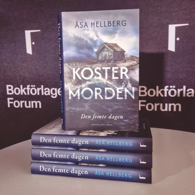 🥂 🅱🅾🅺🅴🆅🅴🅽🆃 🥂 
Förra torsdagen var jag på bokreleasen för Åsa Hellbergs nya bok "Den femte dagen", den första boken i serien Kostermorden. 

Hos Bokforlaget Forum bjöds det på bubbel, snittar, choklad och chips. 

@pekkaheino samtalade med Åsa om den nya spänningsdebuten och att det förhoppningsvis blir många fler böcker 🥰  Efteråt så minglade jag lite smått, men kunde inte vara kvar så länge tyvärr. 

Med oss hem fick vi ett signerat ex av boken, tack @asahellberg @marie.jungsand_atwork och @bokforlagetforum för en trevlig kväll! Jag ser verkligen fram emot att läsa Den femte dagen!🙏🏻💕 

#bokrelease #åsahellberg #bokförlagetforum #denfemtedagen #kostermorden #deckare #spänning #boktips #bokstagram #bokinstagram