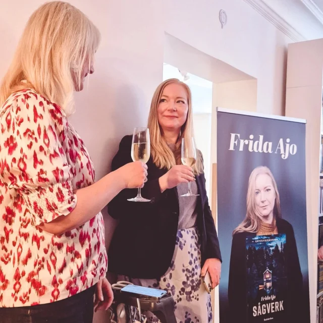 🥂 🅱🅾🅺🅴🆅🅴🅽🆃 🥂 
I tisdags så var jag på bokreleasen för Frida Ajos bok "Sågverk", första boken i spänningsserien Gryckviksmorden. 

Hos Bokfabriken bjöds det på bubbel (eller Falu rödvin), snacks och vindruvor. Plus boksamtal mellan Frida och hennes förläggare Johanna. Frida har gett ut flera böcker under namnet Frida Andersson Johansson, men skriver nu under sin instagramförkortning.

📚📚📚

Sågverk börjar med att Klara Gård efter ett kraschat förhållande och en avbruten polisutbildning tar sin tillflykt till fritidshuset i Gryckvik i Dalarna. Hon gör det motvilligt. Det var härifrån hennes syster Natalie försvann för många år sedan, för att aldrig återfinnas. Nu hoppas Klara få hämta andan. Men stillheten bryts när en grannpojke försvinner.
Finns det en koppling mellan händelserna? 

När Klara gör ett fasansfullt fynd och därefter utsätts för hot ställs allt på sin spets. Samtidigt brottas Klara med sina familjerelationer. Hon är övertygad om att mammans exman var inblandad i Natalies försvinnande. Samma man som nu ska släppas ur fängelset, och som inte kan förlåta att Klara vittnade mot honom. Och varför vill hennes bror hålla henne borta från Gryckvik? I jakten på sanningen tvingas Klara ompröva sin bild av de människor hon har omkring sig, och av sig själv.

📚📚📚

Jag fick med mig ett signerad ex och måste passa på att ge beröm för bokens omslag samt textur, det är en härlig bok att hålla i. 😉

Tack @fridaajo och @bokfabriken för att jag fick komma och fira bokreleasen med er och alla bookstagramvänner som var där!

#bokrelease #sågverk #fridaajo #bokfabriken #gryckviksmorden #spänning #bokstagram #bokinstagram #boktips