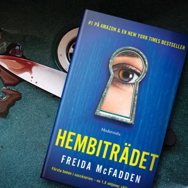 📚 ⒷⓄⓀⓇⒺⒸⒺⓃⓈⒾⓄⓃ 📚
𝐓𝐢𝐭𝐞𝐥: Hembiträdet
𝐀𝐯: Freida McFadden
𝐆𝐞𝐧𝐫𝐞: Thriller
𝐔𝐭𝐠𝐢𝐯𝐞𝐧 𝐚𝐯: Modernista
𝐁𝐞𝐭𝐲𝐠: ❤️❤️❤️+ 

𝐇𝐚𝐧𝐝𝐥𝐢𝐧𝐠:
Millie har avtjänat ett tioårigt fängelsestraff och bor i sin bil när hon får jobb som hembiträde hos familjen Winchester: mamma Nina, pappa Andrew och nioåriga dottern Cecelia. Bostad ingår - ett minimalt vindsrum i familjens hus. Det är Millie som berättar. Om hur hon omsorgsfullt sköter sina arbetsuppgifter: städar hela huset, hämtar dottern från skolan, lagar utsökt mat varje kväll innan hon själv går upp till sitt vindsrum och äter. Men hur hon snart upptäcker att familjen Winchester döljer mörkare hemligheter än hon själv, och hur Ninas beteende blir allt mer bisarrt. För varje dag tycks Andrew mer nedbruten. Millie föreställer sig hur det skulle vara att leva Ninas liv, och bara en enda gång provar hon en av Ninas skinande vita klänningar. Men Nina kommer på henne, och Millie upptäcker - för sent - att hennes vindsrum bara går att låsa från utsidan. Mille tröstar sig med att familjen Winchester inte vet vem hon egentligen är, eller vad hon är kapabel till... 

𝐑𝐞𝐜𝐞𝐧𝐬𝐢𝐨𝐧:
Det här är en bok som jag tyckte började lite segt, men som tog sig mot slutet och överraskade. Det är en klassisk psykologisk thriller full med obehaglig stämning och gaslighting där man som läsare vet varken in eller ut. Jag fick starka vibbar av Rebecca av Daphne du Maurier, men här var det flera vändningar på slutet som jag inte hade gissat mig till. Det är inte en unik läsupplevelse, men jag gillade den och ser verkligen fram emot att läsa uppföljarna nu. 

#hembiträdet #friedamcfadden #modernista #thriller #booklover #boktips #bookstagram #bibliophile #bokrecension #booktok #instabooks