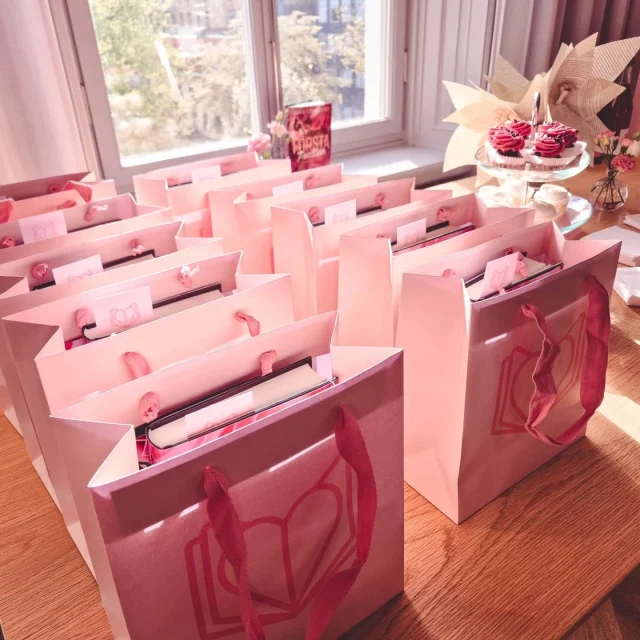 ❤️🩰 🅱🅾🅺🅴🆅🅴🅽🆃 🩰❤️
Förra veckan var jag på ett annat rosa och exklusivt bokevent fast hos hos @lovereads där vi firade releasen av Anna Lönnqvist nya bok "Första position". 

Det bjöds på bubbel, goda cupcakes, trevligt mingel och boksamtal mellan Anna och hennes förläggare @ebbaostberg. Träffade flera av mina bokvänner och på plats fanns även en annan favorit, agenten @enbergedith från @enbergagency ❤️ 

Jag hade redan förhandsläst boken och älskade den (se tidigare inlägg med min recension), men fick med mig en goodiebag med den fysiska boken signerad (plus te och choklad) så att den nu kan stå i min Lovereads-hylla med resten av samlingen. 

Tack så hemskt mycket till @annalonnqvist och alla på Lovereads för att jag fick vara med på den här fantastiska bokreleasen och för möjligheten att förhandsläsa en så bra bok! 🥰 

#bokrelease #annalönnqvist #förstaposition #närridånfaller #lovereads #lovereadsbyforum #romance #romantik #balett #mingel
