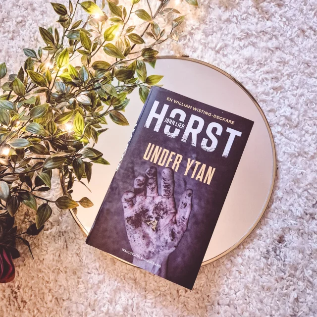 📦 𝑩𝒐𝒌𝒑𝒐𝒔𝒕 📦
Det här är den artonde 😱 boken om William Wisting och det här är en bokserie som jag har läst några böcker här och där från då de är relativt fristående. Har ni sett tv-serien Wisting så tar den delar från flera böcker och inte i kronologisk ordning, bok 5, 8, 9 och 14. Den här ser jag fram emot att läsa!

📚 Under ytan av Jørn Lier Horst
𝐇𝐚𝐧𝐝𝐥𝐢𝐧𝐠:
"En hård vinter orsakar stora skador på dammluckorna i Farrisvannet, och vattnet tappas sedan av för reparationer. I den intensiva sommarvärmen förvandlas den idylliska sjön snabbt till ett kargt ödeland. En äldre man hittar tillhörigheter från en flicka som försvunnit spårlöst i Sverige fyra år tidigare. På andra sidan sjön hittas en ung man som varit försvunnen i åtta år nu med handen fasttejpad vid styret på sin motorcykel. William Wisting utreder båda fallen, och fler hemligheter kommer snart upp till ytan."

#wahlströmochwidstrand #underytan #jørnlierhorst #williamwisting #wisting #boktips #bokpost #bookstagram @wahlstromwidstrand