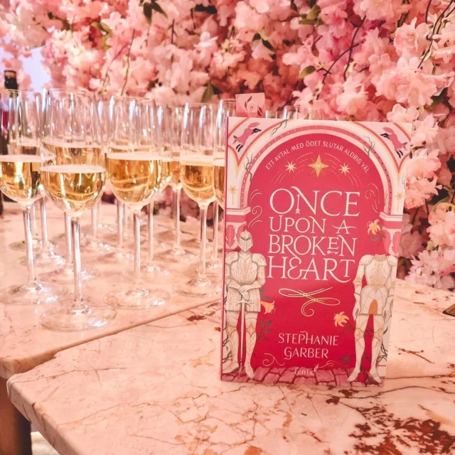 ❤️🌸 🅱🅾🅺🅴🆅🅴🅽🆃 🌸❤️
I torsdags så hade jag och @linnjbookis turen att bli inbjudna till en exklusiv bokrelease som hölls av nya @fenixforlag och @jasminedarban 🥰 

Efter att jag joggat 5 km otränad under Vårruset dagen innan så var jag redo för mitt första besök på @dirtycoco.se på Drottninggatan i Stockholm. Choklad och böcker är en fenomenal kombination (så länge man håller chokladen någorlunda sval och borta från boksidorna) ❤️🍫 

Boken för kvällen, "Once upon a broken heart" av Stephanie Garber, hade jag redan börjat lyssna så smått på, men när man ser de mönstrade snittytorna (sprayed edges) som är illustrerade av @840130 så ökar läslusten ännu mer, så jag hoppar över till den skönheten istället. Eftersom jag har en förkärlek till hur böcker känns att hålla i, vikt, materialval, foliering och liknande så måste jag säga att den här fick höga poäng! 😍

Efter att vi plockat på oss från chokladbuffén så blev det boksamtal med Ulrika och Jasmine om boken, läsande bland unga och det nya förlaget, som är en imprint till @bonniercarlsen med fokus på böcker för unga vuxna och vi lite äldre (evigt unga) vuxna 😉 Fler böcker är på ingång så jag behöver nog köpa minst en bokhylla till! 

Mot eventets slut så kom jag igång och började prata lite med de andra gästerna och författarna som var på plats. Alla vet väl att bokälskare är de absoluta trevligaste personerna som finns!
Träffade @heleneholmstrom_author och ser fram emot hennes bok "Varuhuset Hartman: Löften i skymningen" som kommer lagom till Bokmässan, den får ni inte missa! I början av juni så släpps även @callumbloodworth_forfattare nya bok "Berätta allt", den ser jag också fram emot! 

Fick en så fin goodiebag också! 🌸

Tack alla på Fenix förlag för att jag fick fira och äta godsaker med er denna kalla kväll, det gör jag väldigt gärna om 😊🙏📚

#fenixförlag #onceuponabrokenheart #stephaniegarber #bokevent #bokrelease #romance #romantasy #booktok #bookstagram #bonniercarlsen #ungavuxna