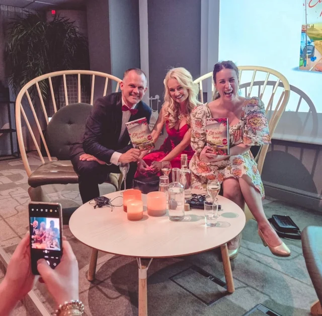 🥂 🅱🅾🅺🅴🆅🅴🅽🆃 🥂
I fredags så var jag på ett riktigt kul bokevent på Hotell C i Stockholm och firade releasen för Stefan Holm och Jessica Erikssons nya bok "Ett sista hopp"! 

Vi bjöds på bubbel och gott tilltugg (de godaste snittarna med svamp jag ätit 🤤) innan det var dags för ett trevligt boksamtal, lett av bästa  @amandabertoloalderin ❤️. Jessica och Stefan berättade om boken som utspelar sig under en roadtrip från Karlstad till Neapel där huvudkaraktärerna gör ett sista försök att rädda sin relation. De spelade även upp en  specialskriven låt till boken som var riktigt bra! 

Efter att jag minglat lite smått med bokvänner, författare och förlag så tog vi oss vidare till nästa hotell för bokcirkeln Romance & Rosé. 💕 Mer om det i kommande inlägg. 

Tack för den fina inbjudan @harperlove_sverige och @par.i.ord samt för en fantastisk bokrelease ❤️ 

#bokrelease #bokevent #ettsistahopp #stefanholm #jessicaholm #romance #harperlove #karlstad #neapel #stavhopp #friidrott #roadtrip #hotellc #bookstagram