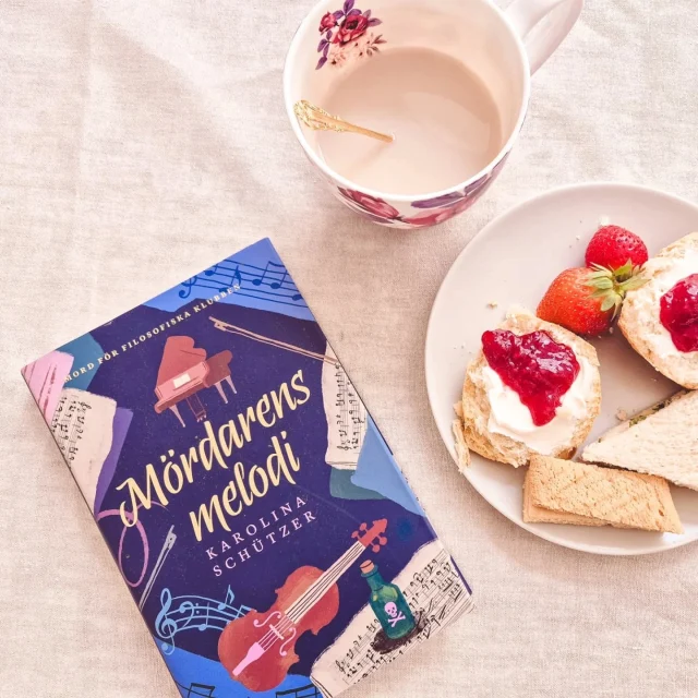 ☕️ 🅱🅾🅺🅴🆅🅴🅽🆃 ☕️
För några dagar sedan var jag inbjuden på en härlig Afternoon tea hos @lbforlag för att fira releasen av "Mördarens melodi" av @karolina_schutzer - den andra delen i serien Mord för filosofiska klubben. 

Det bjöds på bubbel medan vi fick svara på ett kul quiz om klassisk musik. Jag fick totalt hjärnsläpp och kryssade i fel ruta på ett av mina svar så fick bara 6 av 8 rätt. Men inte illa det heller då jag inte kan så mycket om ämnet 😊 

Sedan blev det gott te med scones, clotted cream, hallonsylt, shortbreads, kolasnittar och jordgubbar. Under tiden vi avnjöt fikat så berättade Karolina om boken och den research hon gjort för att den ska vara så autentisk som möjligt. Bland annat hur det är möjligt rent praktiskt att förgifta någon med chokladpraliner. Hur man injicerar giftet utan att chokladen spricker osv. Mycket intressant 😊 

Jag har läst första delen i serien, Dödens Lustgård - och tyckte verkligen om den - men har inte hunnit få upp recensionen här på instagram än. Så det kommer snart! 

Tack för att jag fick komma och fika med dig Karolina och alla på LB-förlag ❤️ Och tack för den fina goodiebagen med nya boken och den egendesignade chokladen. Så snyggt gjort! 

#karolinaschützer #mördarensmelodi #lbförlag #bokrelease #bookstagram #boktips