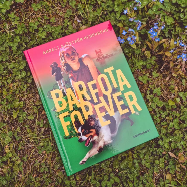 📦 𝑩𝒐𝒌𝒑𝒐𝒔𝒕 📦
Den här fina boken har jag sett fram emot att läsa sedan jag träffade Angeli så lagom till barfota vädret under långhelgen så får jag umgås med Maja ❤️

📚 Barfota forever av Angeli Sjöström Hederberg
𝐇𝐚𝐧𝐝𝐥𝐢𝐧𝐠:
"Maja har nästan helt slutat prata efter det som hände i simhallen. Mamma tror på en nystart i den lilla byn Stenberga, långt bort från mobbarna, och fattar inte att Maja är en loser var hon än bor.

Den enda som verkligen förstår är Frans, men han är en hund och mamma vill att Maja ska träffa vänner på två ben.

Maja försöker passa in i den nya klassen, men hur lätt är det när Isabella med isögonen får alla att behandla henne som luft?

När det äntligen blir sommarlov anmäler sig Maja till ett hundläger fast hon egentligen inte vågar. Där dyker Daria upp med sitt trassliga hår och bubbelprat, och plötsligt känns drömmen om en kompis inte lika omöjlig längre.

Men det svåraste kanske inte är att få en riktig vän, utan att vara en?

Barfota forever är en berättelse om utsatthet, mod och att hitta sig själv."

#RabenochSjögren #BarfotaForever #AngeliSjöströmHederberg #boktips #bokpost #bookstagram @rabensjogren @angelihederberg