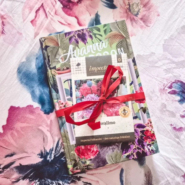 📬📦 𝑩𝒐𝒌𝒑𝒐𝒔𝒕 📦📬
Jag har tre veckor jobb kvar innan semestern, men kommer jobba en del distans från landstället med start nästa vecka. Så nu håller jag på att planera vilka böcker jag ska läsa under ledigheten. 

Det blir garanterat böckerna i senaste bokposten!

🟢 "Två rum och ett växthotell" av Avanna Larsson från @wordaudiopublishingsweden med tillhörande frön som jag kommer plantera på landet! 🥰 
Linnéa har en trygg tillvaro i Stockholm. Hon bor i en trevlig nyrenoverad lägenhet med sin katt, har ett rätt tråkigt men stabilt jobb som hotellreceptionist, och tycker livet som singel är helt okej bara hon får ägna sig åt brödbak och bologneser. Men så blir hon plötsligt arbetslös och luspank. Snabbt måste hon komma på ett kreativt sätt att dra in pengar till hyran. Märkligt nog verkar lösningen stavas gröna växter. Det börjar med att Linnéa vattnar grannens blommor och snart går ryktet på stan att hon är en utmärkt blomvärd. Problemet är bara att Linnéa trots sitt blomlika namn knappt kan se skillnad på en pelargon och en monstera...

🔴 "Djävulens bästa trick" av Anders Roslund från @albertbonniersforlag med det bästa jag vet, kaffe! ❤️
En serie spektakulära dåd lamslår huvudstaden, ett helt samhälle. Polisens ledning är övertygad om att de kan stoppa nya vansinnesdåd, men Mariana Hermansson, kriminalinspektör vid våldsroteln, vet att något inte stämmer. Medan hennes chefer går vilse, följer hon spåren mot Älvkarleby och avdelning 5 på en rättspsykiatrisk klinik. Någon har planerat brott ingen av oss mött förut, bortom det vi kan föreställa oss, och det finns bara ett sätt hon kan lösa dem på. Hon måste ta sig innanför murarna och taggtråden. Och hon gör det tillsammans med sin förre chef och med polisens främste infiltratör, kommissarie Ewert Grens och den kriminelle Piet Hoffmann, i det som ska bli deras sista gemensamma äventyr. 

#bokpost #Tvårumochettväxthotell #AvannaLarsson #WordAudioPublishing #djävulensbästatrick #andersroslund #albertbonniersförlag #thriller  #recex #recensionsexemplar #boktips #bokinstagram #bookstagram