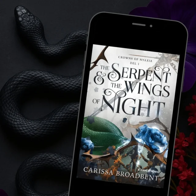 📚 ⒷⓄⓀⓇⒺⒸⒺⓃⓈⒾⓄⓃ 📚
𝐓𝐢𝐭𝐞𝐥: The serpent and the wings of Night
𝐀𝐯: Carissa Broadbent
𝐒𝐞𝐫𝐢𝐞: Crowns of Nyaxia - bok 1
𝐆𝐞𝐧𝐫𝐞: Fantasy
𝐔𝐭𝐠𝐢𝐯𝐞𝐧 𝐚𝐯: B. Wahlströms
𝐁𝐞𝐭𝐲𝐠: ♥️♥️♥️♥️ (4/5) 

𝐇𝐚𝐧𝐝𝐥𝐢𝐧𝐠:
Som adopterad människodotter till Nattättens Vampyrkung mejslar Oraya ut sin plats i en värld ämnad att döda henne. För att bli något mer än byte i vampyrernas ögon, deltar hon i Kejari, den legendariska turneringen arrangerad av dödsgudinnan själv. Men att vinna blir inte lätt när hon kämpar mot de grymmaste krigarna från de tre vampyrhusen. För att överleva tvingas Oraya att ingå en allians med den mystiska rivalen, Raihn. Han är en hänsynslös vampyr, fiende till hennes fars krona och hennes största konkurrent. Ändå är det som skrämmer Oraya mest av allt den magnetiska dragning hon känner till honom. Det finns ingen plats för medkänsla i Kejari - och inget är dödligare än kärlek ... 

𝐑𝐞𝐜𝐞𝐧𝐬𝐢𝐨𝐧:
Jag kompisläste den här boken med @_justanotherchapter_ och @linnjbookis ❤️ 

Den här magiska världen tog ett tag att komma in i, men när jag väl lärt mig de olika ätterna, krafterna och lärt känna karaktärerna så fastnade jag helt. Det är blodigt, mörkt och spännande att följa Oraya i Kejarin. Hennes relation med pappan Vincent, Hiaj-vampyr och nattättens kung, gav Stockholm syndrom-vibbar då det många gånger upprepades hur mycket han älskade sin adopterade dotter trots att han tog henne från hennes döda familj som barn. 

Har man läst mycket i genren så är det här inget nytt, men det är ett gammalt hederligt och beprövat recept som går hem hos mig. Det som känns originellt är gudarna och jag hade gärna läst mer om deras bakgrund och speciellt Nyaxia verkar vara minst sagt intressant. 

Boken innehåller lagom mycket spice och Raihn beskrivs som en mycket het vampyr som påminner en del om Outlanders Jamie fast med vingar. Helt i min smak alltså. Det här var en ojämn, men välskriven och underhållande berättelse. Den första halvan var lite seg, men den fick sedan upp fart och höll mig på tårna ända till slutet - ett både förväntat men även oväntat slut. Jag läser gärna fortsättningen, för hur ska det här sluta?!