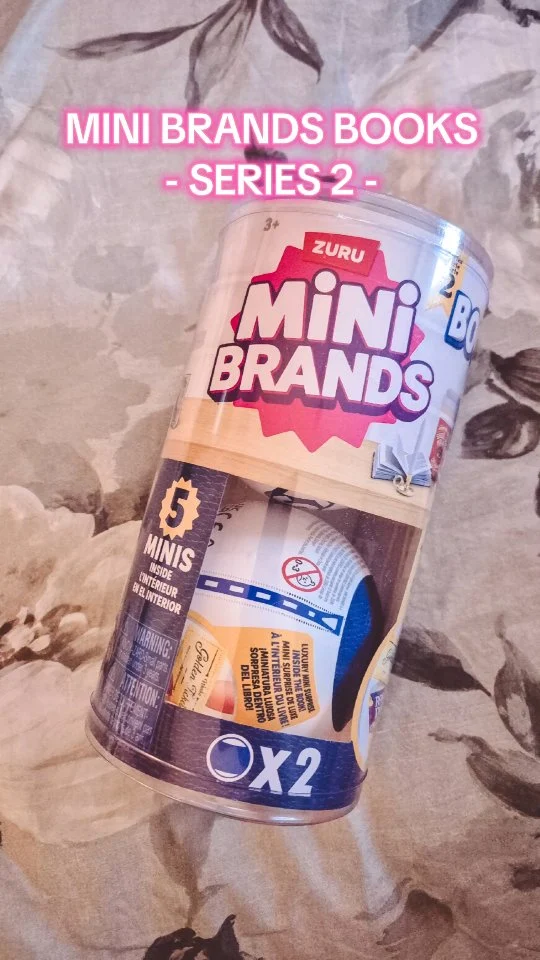 Jag gillar verkligen de här bollarna med böcker, men de är besvärliga att öppna ibland😅

Råkade stänga av inspelningen precis när jag öppnade de sista två böckerna, men jag har en till boll att filma så fortsättning följer...

#minibrandsbooks #minibrandsbooksseries2 @mini_brands_official