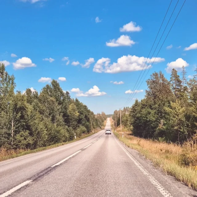 Road trip!
Jag brukar aldrig kunna övertala min kille att åka iväg på något, men idag lyckades jag!

Kanske var det för att jag deppat över att jag i samband med överföring till ny laptop (den gamla jag haft är över 13 år gammal) råkade radera flera månader av bilder när jag skulle göra rutinmässig backup. Tips: lita aldrig på onedrive. Så nu måste jag ta nya bokbilder till flera recensioner jag skrivit.

Hur som haver var vi ute vid Väddö idag på Elmstanatta (i Älmsta) och gick på marknad, åt lite langos och var där lagom länge för att jag skulle känna mig nöjd och så åkte vi hem igen. 

Hann inte ta 83, 87, 88, 89, 90 och 91 i Hitta Ut Norrtälje trots att vi gick förbi/åkte förbi, så om någon vill bjuda på eller byta bokstäver så har jag alla utom en från Rånäs - kommer nog ta den också i sommar, men lär inte åka till Älmsta igen i år 😅 

#roadtrip #elmstanatta #älmsta #roslagen #väddö #hittautnorrtälje #hittaut