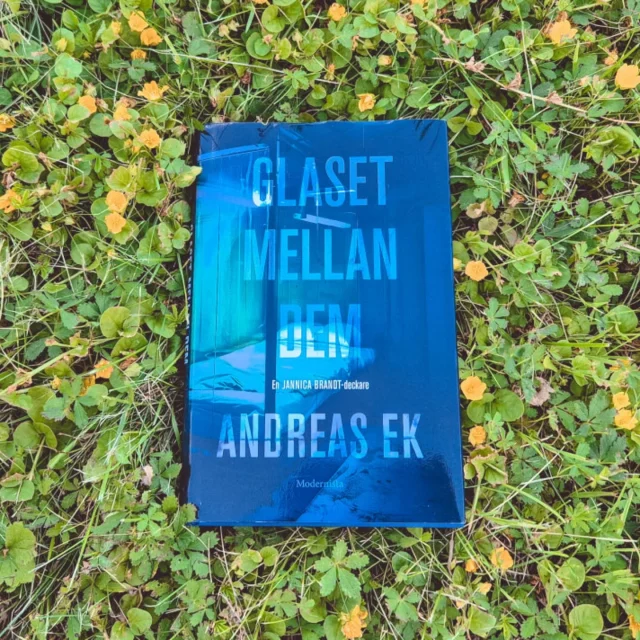 📚 ⒷⓄⓀⓇⒺⒸⒺⓃⓈⒾⓄⓃ 📚
𝐓𝐢𝐭𝐞𝐥: Glaset mellan dem
𝐀𝐯: Andreas Ek
𝐆𝐞𝐧𝐫𝐞: Deckare, Crime, Thriller
𝐔𝐭𝐠𝐢𝐯𝐞𝐧 𝐚𝐯: Modernista
𝐁𝐞𝐭𝐲𝐠: ❤️❤️❤️❤️❤️

𝐇𝐚𝐧𝐝𝐥𝐢𝐧𝐠:
Plågad av en sprängande huvudvärk vaknar Jannica Brandt upp i en bur av glas: ett sinnrikt konstruerat, underjordiskt fängelse där andra befunnit sig före henne - kvinnor som nu är döda. Sakta, genom smärtans dimma, börjar hon minnas hur hon tillfångatogs, ögonblicket då hon tappade garden och mördaren såg sin chans. Hon vet alltför väl vem han är, vad han gjort, och att tiden nu håller på att rinna ut. Samtidigt som klockan tickar för Jannica skakas Stockholm av en ny mordvåg, där offren hittas i offentliga miljöer och förenas i ett märkligt mönster.

𝐑𝐞𝐜𝐞𝐧𝐬𝐢𝐨𝐧:
Det här var en lång väntan på att få veta hur det ska sluta för Jannica, som i den förra boken blev tillfångatagen och nu kämpar för sitt liv. Samtidigt som hon är instängd så dyker det upp en ny vidrig antagonist som utnyttjar eller mördar alla som kommer i hans väg. Jag är sjukt imponerad av Andreas som lyckas så bra med att gestalta den här typen av helruttna män, jag ryser bara av tanken på hur de fungerar och tänker. Det känns lite som att bevittna en olycka, man vill inte titta men kan inte vända bort blicken. Det är så bra skrivet och jag kunde inte lägga ifrån mig boken förrän den var slut – fick som vanligt hoppa över till ljudboken så att jag kunde läsa medan jag gjorde annat – och sedan tillbaka till att läsa. Maria Lyckow är för övrigt en fantastisk uppläsare och gör boken ännu mer levande.

Ofta hör man mig klaga över att böcker slutar för abrupt, med en cliffhanger eller innan man riktigt har fått veta hur det slutar för alla inblandade. Här känns det som att man får två böcker i en. När en del får sin avslutning, så fortsätter historien. Jag gillar det verkligen! Här blir jag långt ifrån besviken och det är spännande ända fram till slutet. Ett slut som även är tillfredsställande – men jag har verkligen inget emot att läsa fler böcker om Jannica. De blir verkligen bara bättre och bättre!

#glasetmellandem @andreasekenek @modernistared #jannicabrandt #boktips #bookstagram #bokrecension #booktok #instabooks