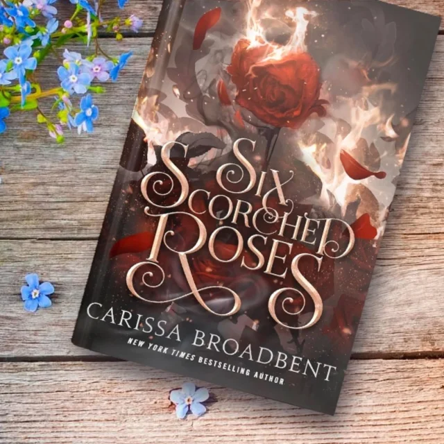 📚 ⒷⓄⓀⓇⒺⒸⒺⓃⓈⒾⓄⓃ 📚
𝐓𝐢𝐭𝐞𝐥: Six Scorched Roses
𝐀𝐯: Carissa Broadbent
𝐆𝐞𝐧𝐫𝐞: Fantasy, Övernaturligt, Romance
𝐔𝐭𝐠𝐢𝐯𝐞𝐧 𝐚𝐯: Pan Macmillan
𝐁𝐞𝐭𝐲𝐠: ❤️❤️❤️❤️+
𝐇𝐚𝐧𝐝𝐥𝐢𝐧𝐠:
Six roses. Six vials of blood. Six visits to a vampire who could be her salvation… or her damnation. Lilith has been dying since the day she was born. But while she long ago came to terms with her own imminent death, the deaths of everyone she loves is an entirely different matter. As her town slowly withers in the clutches of a mysterious god-cursed illness, she takes matters into her own hands. Desperate to find a cure, Lilith strikes a bargain with the only thing the gods hate even more than her village: a vampire, Vale. She offers him six roses in exchange for six vials of vampire blood–the one hope for her town’s salvation. But when what begins as a simple transaction gradually becomes something more, Lilith is faced with a terrifying realization: It’s dangerous to wander into the clutches of a vampire… and in a place already suffering a god’s wrath, more dangerous still to fall in love with one.
𝐑𝐞𝐜𝐞𝐧𝐬𝐢𝐨𝐧:
Den här kortromanen ska utspela sig mellan första och andra boken i Crown of Nyaxia-serien, men den fanns inte utgiven på svenska än vilket känns tråkigt för de som börjat läsa serien för den här var ännu bättre än första boken. Jag älskar Lilith och hennes relation med den buttra vampyren Vale. Jag gillar forskningsaspekten och att Lilith försöker få fram ett botemedel mot den pest som härjar sedan hennes pappa dog och hur det arbetet gör att hon kommer närmare Vale. Det är precis lagom sexigt för min smak och jag plöjde igenom boken fort som attan för att få reda på hur det skulle sluta – såklart med en liten twist. Jag ser fram emot att läsa mer om karaktärerna i nästa bok, men en sak är säker, gudarna i den här världen är riktiga svin. Rekommenderas varmt!

#sixscorchedroses
#crownofnyaxia @carissabroadbentbooks #booklover #boktips #bookstagram #bibliophile #bokrecension #booktok #instabooks