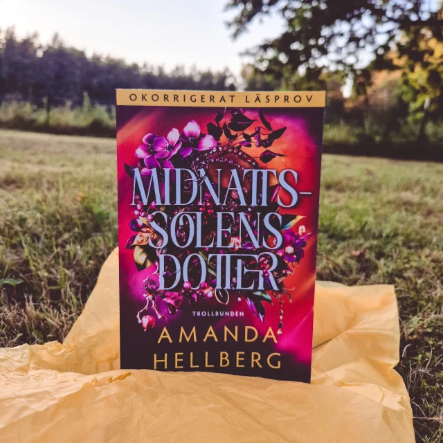 Jag har mest varit i Uppsala under semestern, men fick min post av morsan när jag var på landet. Blev så glad när jag hittade läsprovet från @amandahellb nya bok "Midnattssolens dotter" i posten. Den här har jag sett fram emot, så fint omslag också. Tack @bazarforlag ❤️

𝐇𝐚𝐧𝐝𝐥𝐢𝐧𝐠:
I hela sitt liv har Silje varit instängd i den karga borgen Nattfall. Hon har inga minnen av sitt ursprung, vet bara att hon tillhör de unga kvinnorna i hovets Översta Cirkel, utvalda att en dag tjäna Midaros fruktade härskare Ivan. Men när de två möts på en fest uppstår oväntad passion, och allt som Silje trodde var sant omkullkastas. Hennes magiska förmågor växer i takt med kärleken, liksom längtan efter världen utanför. Men hoten stegras och Silje bär på krafter som kan kosta henne livet. Finns det en väg ut? Kan hon lita på den brutale fursten Ivan – mannen hon borde frukta men som får hennes hjärta att slå i en förbjuden rytm?

#midnattssolensdotter #trollbunden #amandahellberg #bazarförlag #läsprov #lästips