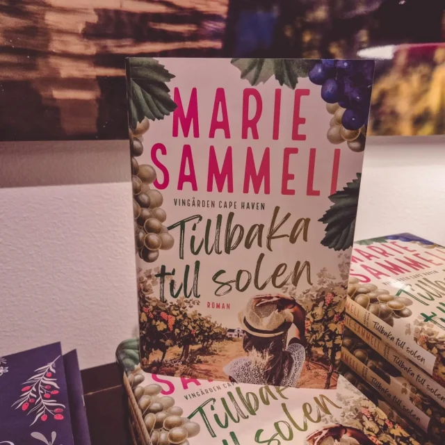 🥂 🅱🅾🅺🅴🆅🅴🅽🆃 🥂 
Var ikväll på bokrelease hos @piaochco för Marie Sammelis nya bok "Tillbaka till solen". Vi blev inledningsvis bjudna på mousserande vin av Christoffer och jag hann hälsa på kvällens författare innan det blev mingel och vinprovning. 

📚 Tillbaka till solen av @mariesammeli
"Sarah närmar sig femtio och lever ett stillsamt liv efter skilsmässan från maken så stillsamt att det nästan känns som livet har stannat upp. En gång i tiden var hon en framgångsrik livsstilsreporter, men i och med branschens förvandling får hon numera korrekturläsa bruksanvisningar för att få ihop till hyran. Ljuset i Sarahs liv är dottern Emma, och deras söndagsmiddagar är religion för Sarah en fast punkt i tillvaron. När Sarah får en oväntad inbjudan till ett bröllop i Sydafrika tvekar hon först. Hon har varken råd eller lust att ge sig ut i världen igen. Men efter påtryckningar bestämmer hon sig för att åka, och resan blir ett uppvaknande. Sarah lär känna vinmakarna Jack och Mikael som båda producerar ett av landets mest omtalade viner, men hon inser snart att det finns hemligheter under ytan. När en olycka sker måste Sarah ta sig ur sin komfortzon. Kan det finnas en framtid för henne bland vinrankorna under solen?" 

🥂 Vin: Mousserande, Petillant de Gabriel
Brut, Frankrike (Fruktig, mycket frisk smak med inslag av gröna äpplen, päron, kex, vit persika och grapefrukt.) 

🥂 Vin: Vitt, Reyneke Organic Chenin Blanc, Sydafrika, Western Cape (Fruktig, mycket frisk smak med inslag av gula päron, gröna äpplen, persika, mandarin och örter.) 

🥂 Vin: Vitt, Simonsig Chardonnay, Sydafrika, Western Cape, Stellenbosch (Fruktig smak, inslag av päron, ananas, hasselnötter, kardemumma, citrus och vanilj.) 

🍇🫓🧀 Tillbehör: Kex, salta pinnar, brieost och vindruvor. 

Tack Pia & Co för inbjudan och allt gott vin och tillbehör, boksamtal och en allmänt trevlig tisdagskväll där jag fick umgås med bokvänner och författare. ❤️ 

Några som jag träffade var: @linnjbookis @boknjutaren @mimmiguld @boktokig @feelgood_hembakat @gabriella_uw @brijrreads @marielouisemarc @lindastahl_writer @yvonneehnwriter @charlottesirc_forfattare @jenny_fagerlund @jennyclevstrom_writer