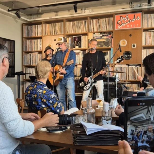 📚 🅱🅾🅺🅴🆅🅴🅽🆃 📚
Igår bjöd Storytel in till pressträff på Pet Sounds Bar för att presentera höstens nyheter.

"Återföreningen" av Karl Fredrik Mattsson:
Indiepopkillarna i det mytomspunna bandet Sway har blivit medelålders och få minns att de en gång var unga och lovande - ingen bryr sig Förrän Sway över en natt blir ett trendande sociala medier-fenomen...

"Mordet på Adriana" av Karl Enn:
I augusti 2020 skakades Sverige av nyheten om att en tolvårig flicka skjutits till döds i en gängskjutning i Botkyrka. Här skildras gängkonflikten som ledde fram till den urskillningslösa skottlossningen vid uppgörelsen utanför den bensinstation där Adriana råkade befinna sig...

"Dubbelmordet i Brattås" av Tina Frennstedt (släpps 1 september):
Den 2 juni 2005 hittades Tor och Gerd ihjälslagna på Tors gård i Brattås. Dubbelmordet hade skett två dagar tidigare och mordvapnet har aldrig återfunnits. Ingen har hittills delgivits misstanke om delaktighet i morden, men dna från brottsplatsen kan kanske lösa brottet...

"Familjehemsflickan" av Tania Gazi och Jenny Küttim (släpps i oktober): 2023 medverkade journalisten Tania Gazi i en podd, där hon för första gången berättade om de övergrepp hon utsatts för som barn när hon var placerad i ett familjehem i Dalarna. Kort därefter blev hon kontaktad av en ung kvinna som även hon utsatts för övergrepp av familjehemspappan, men att ingen trott på henne, förrän nu. Ytterligare en flicka trädde sedan fram...

"Jakten på Sveriges bästa historia" är en ljudbokstävling i några av Sveriges största poddar: Fredagspodden, Filip & Fredrik och Surret uppmanar sina lyssnare att skicka in personliga stories i en tävling där vinsten är att få sin egen historia utgiven på Storytel.

"Den Springande bokcirkeln":
I somras drog Spring snyggt-podden och Storytel igång en springande bokcirkel där poddens lyssnare under fyra veckor lyssnade på samma ljudbok. Nu är det klart att det blir ytterligare en bokcirkel med start vecka 35. Den här gången är boken första delen i Jesper Ersgårds Sky & Fall-serie, Röd gryning.

Tack @storytelsverige för en trevlig kväll & presentation och till mitt bordssällskap @linnjbookis @boknjutaren och @marlenerinda